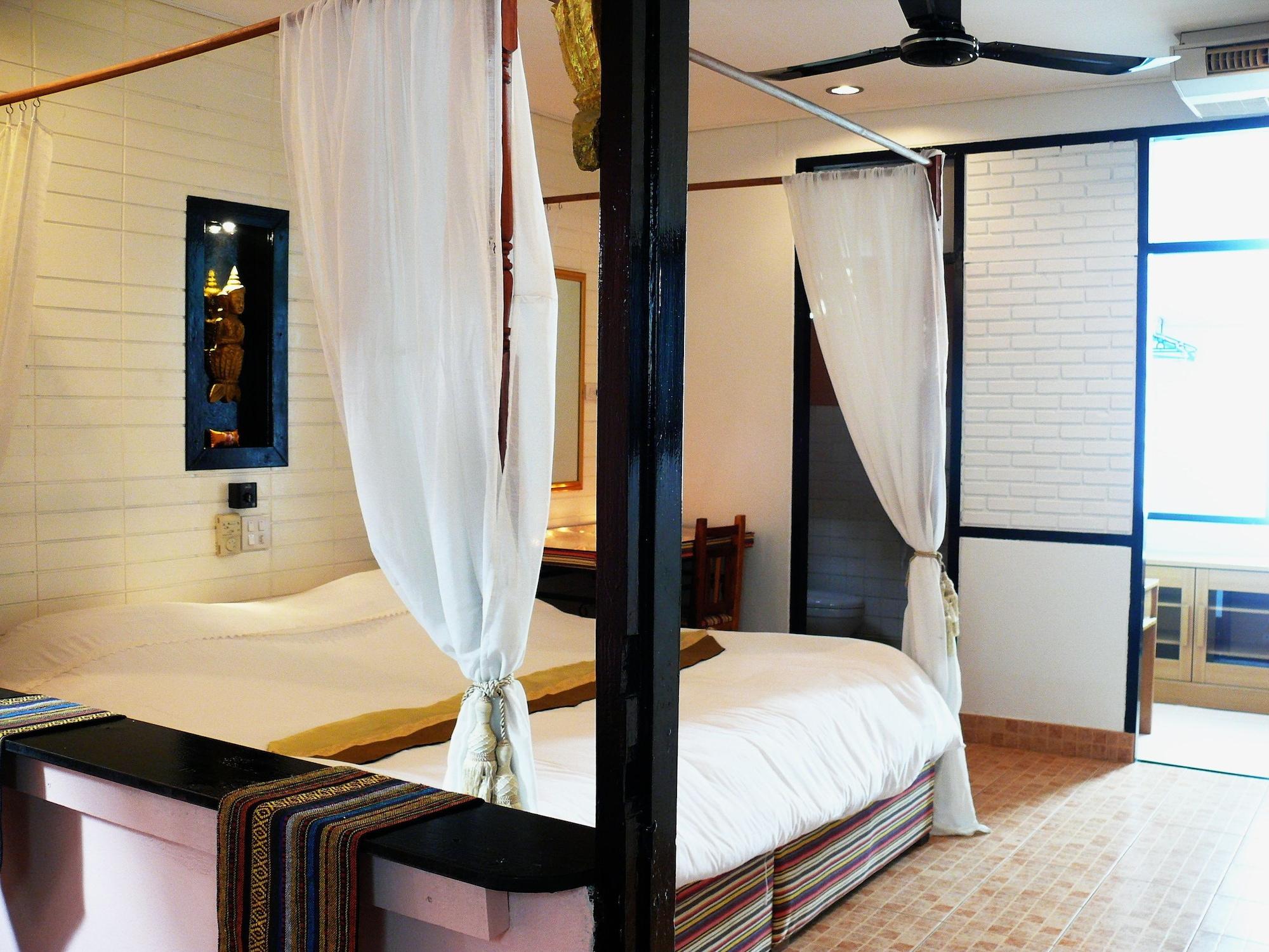 Hollanda Montri Guesthouse Chiang Mai Exterior photo