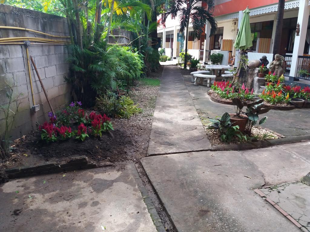 Hollanda Montri Guesthouse Chiang Mai Exterior photo