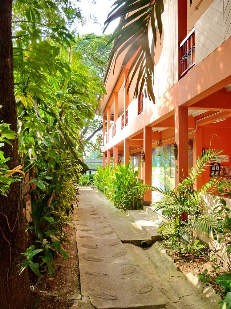 Hollanda Montri Guesthouse Chiang Mai Exterior photo