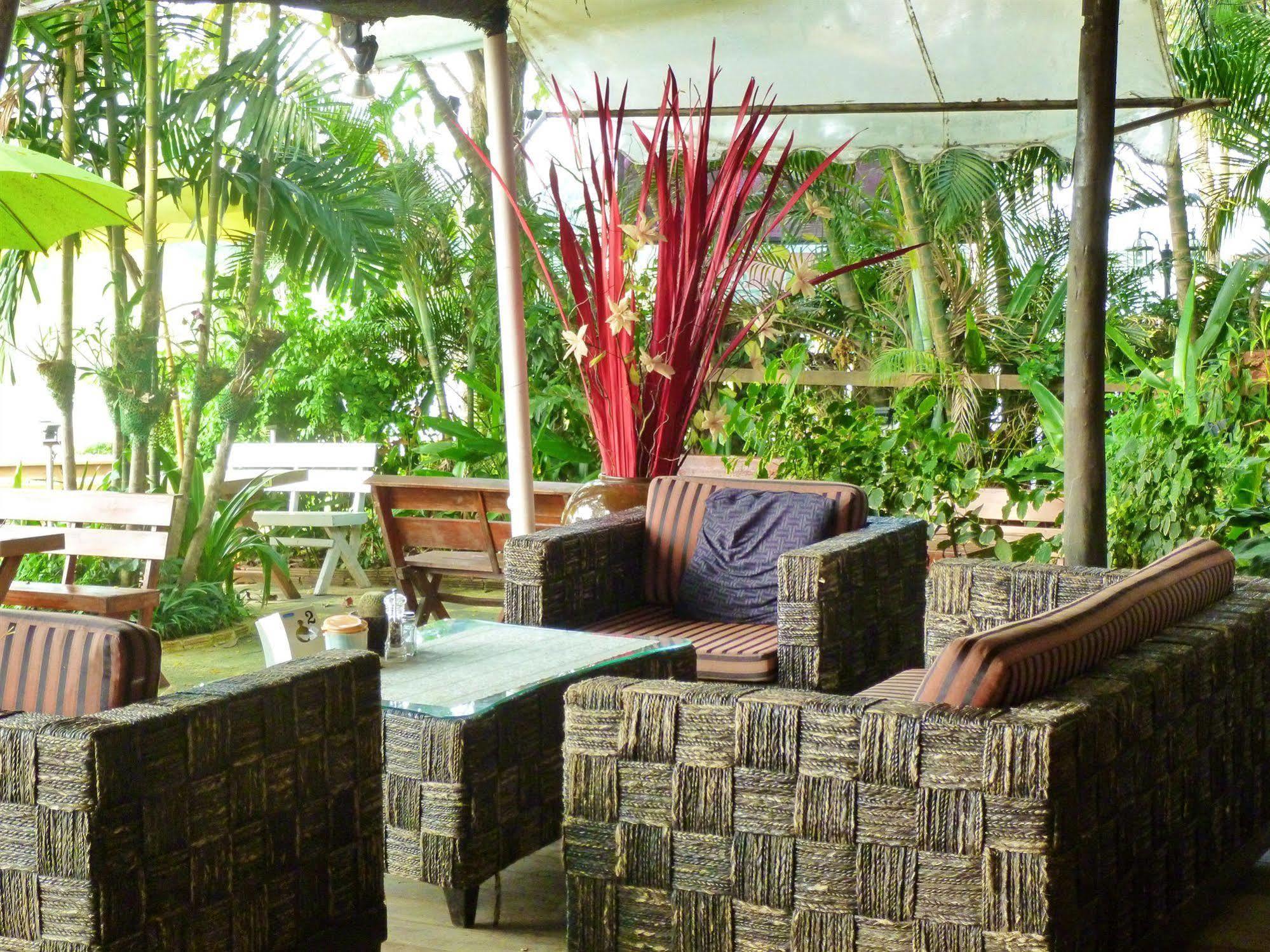 Hollanda Montri Guesthouse Chiang Mai Exterior photo