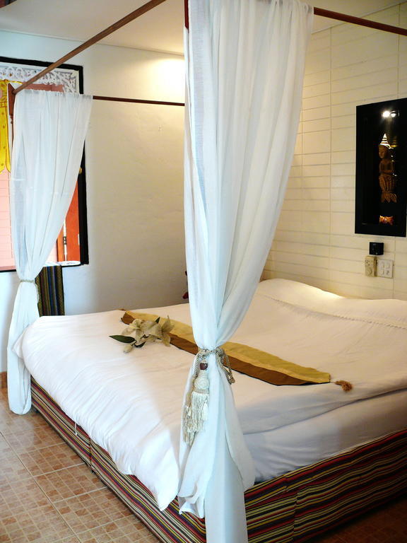 Hollanda Montri Guesthouse Chiang Mai Exterior photo